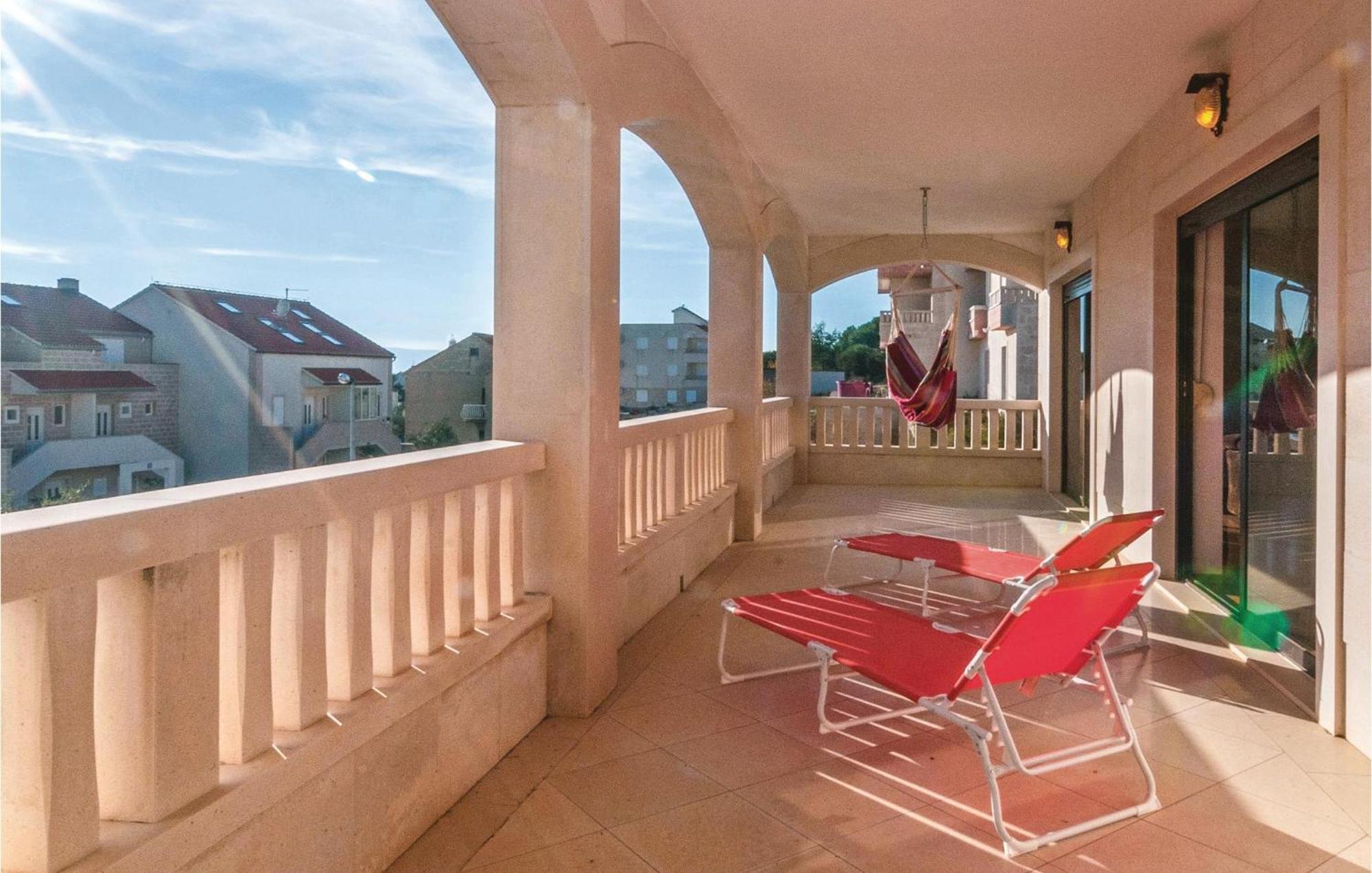 2 Bedroom Lovely Apartment In Bol Exteriér fotografie