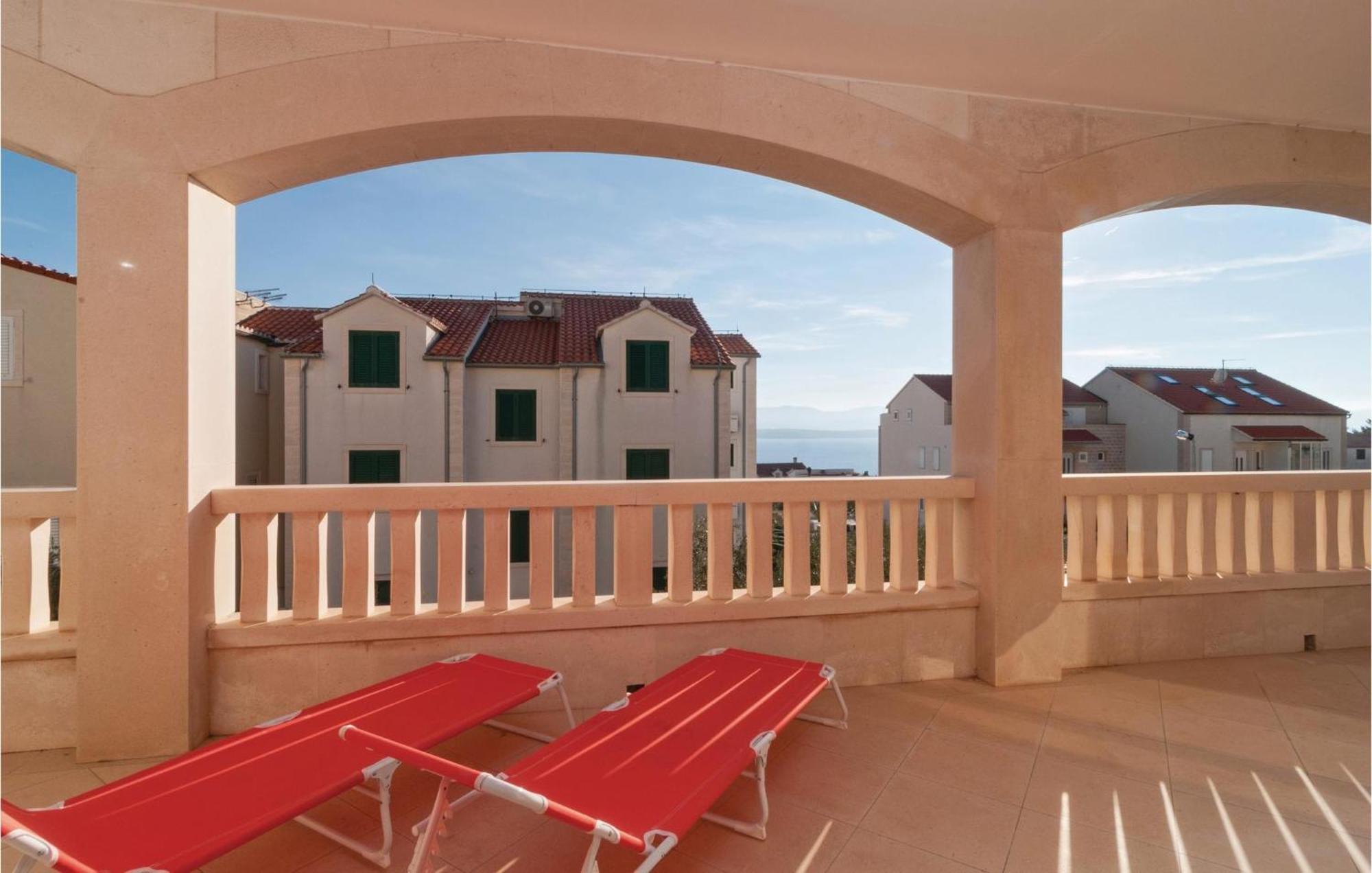 2 Bedroom Lovely Apartment In Bol Exteriér fotografie