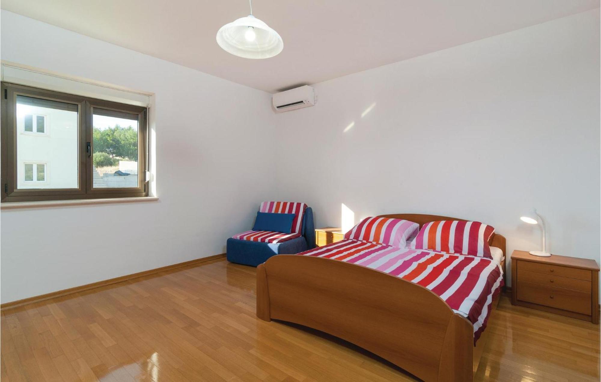 2 Bedroom Lovely Apartment In Bol Exteriér fotografie