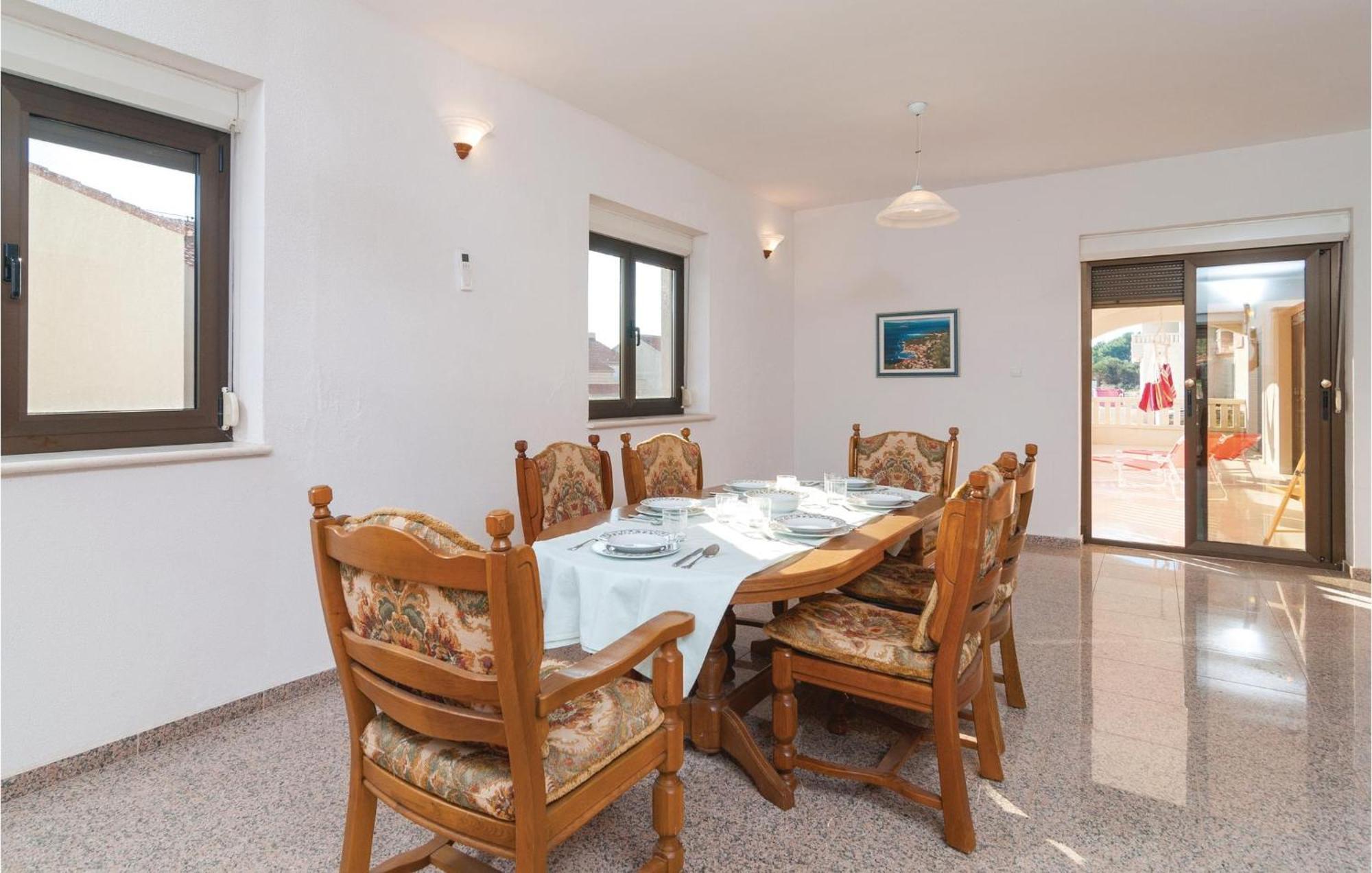 2 Bedroom Lovely Apartment In Bol Exteriér fotografie
