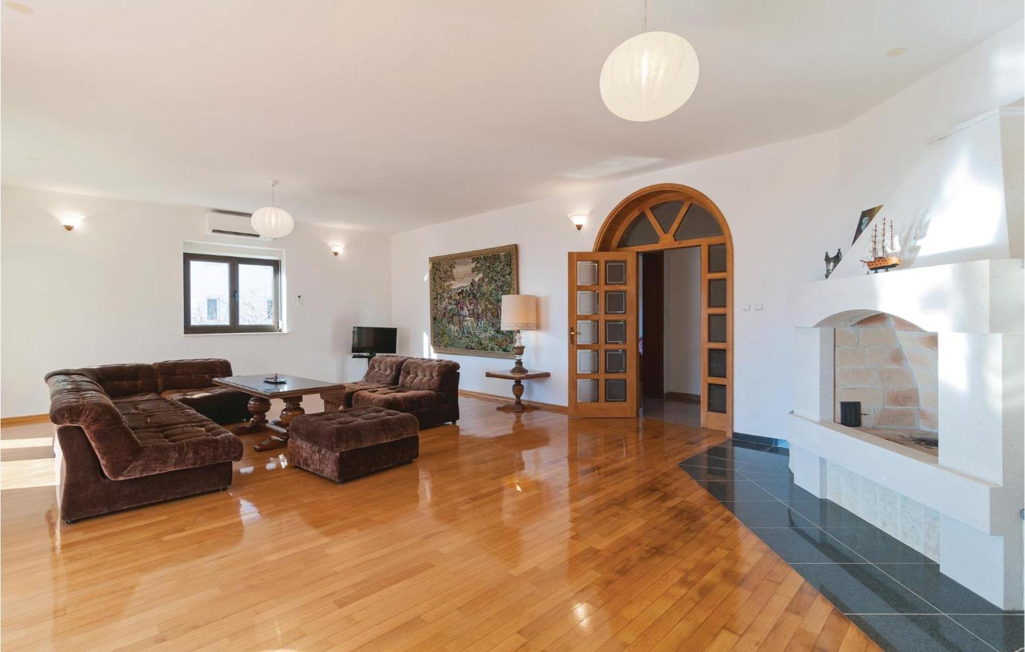 2 Bedroom Lovely Apartment In Bol Exteriér fotografie