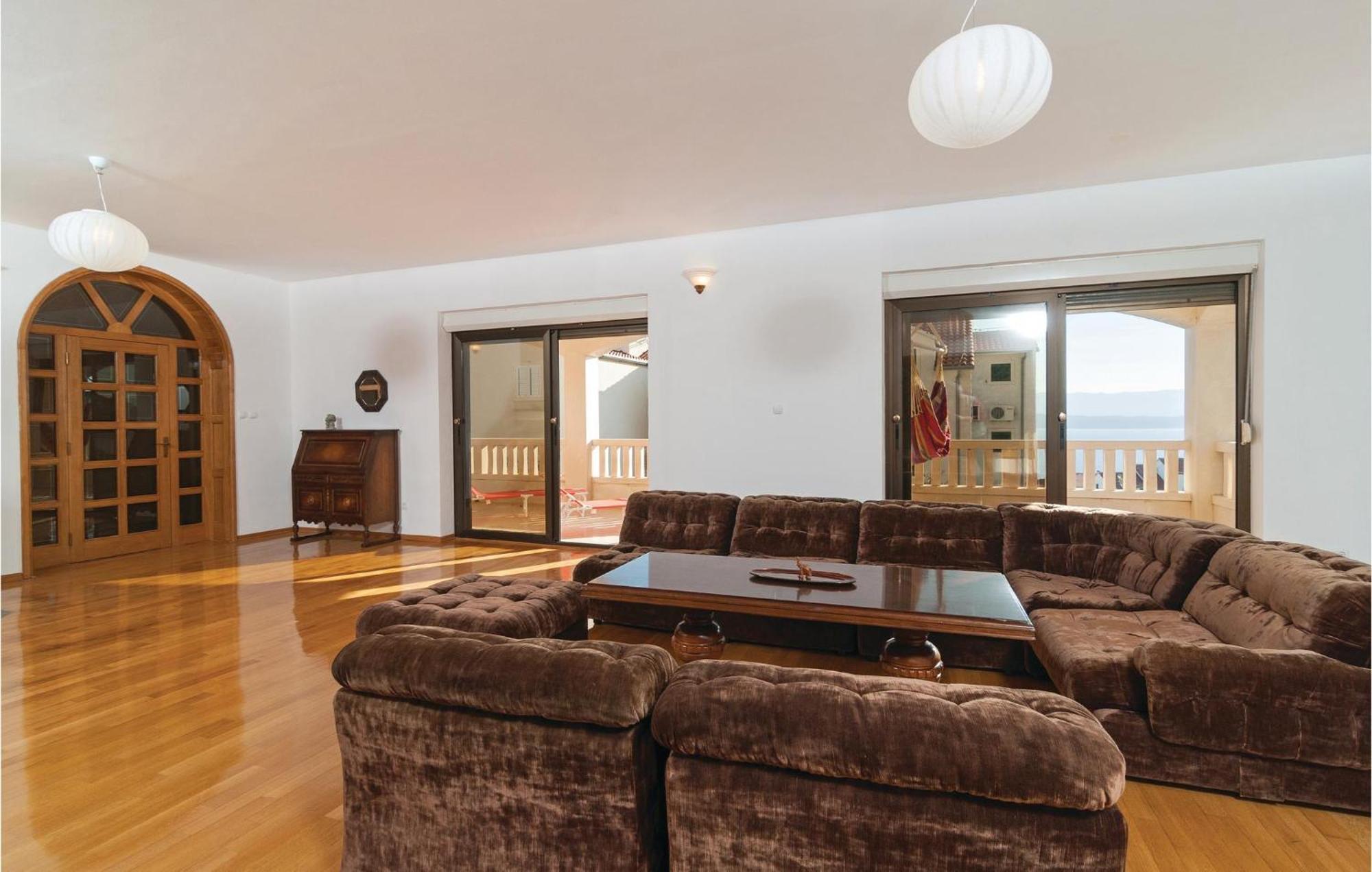 2 Bedroom Lovely Apartment In Bol Exteriér fotografie