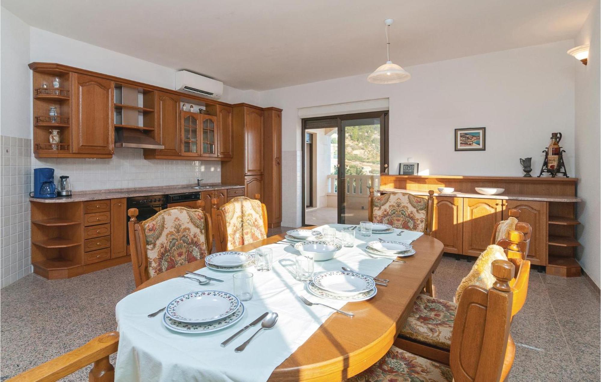 2 Bedroom Lovely Apartment In Bol Exteriér fotografie