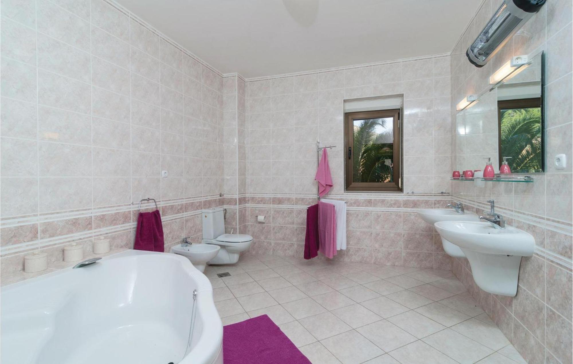 2 Bedroom Lovely Apartment In Bol Exteriér fotografie