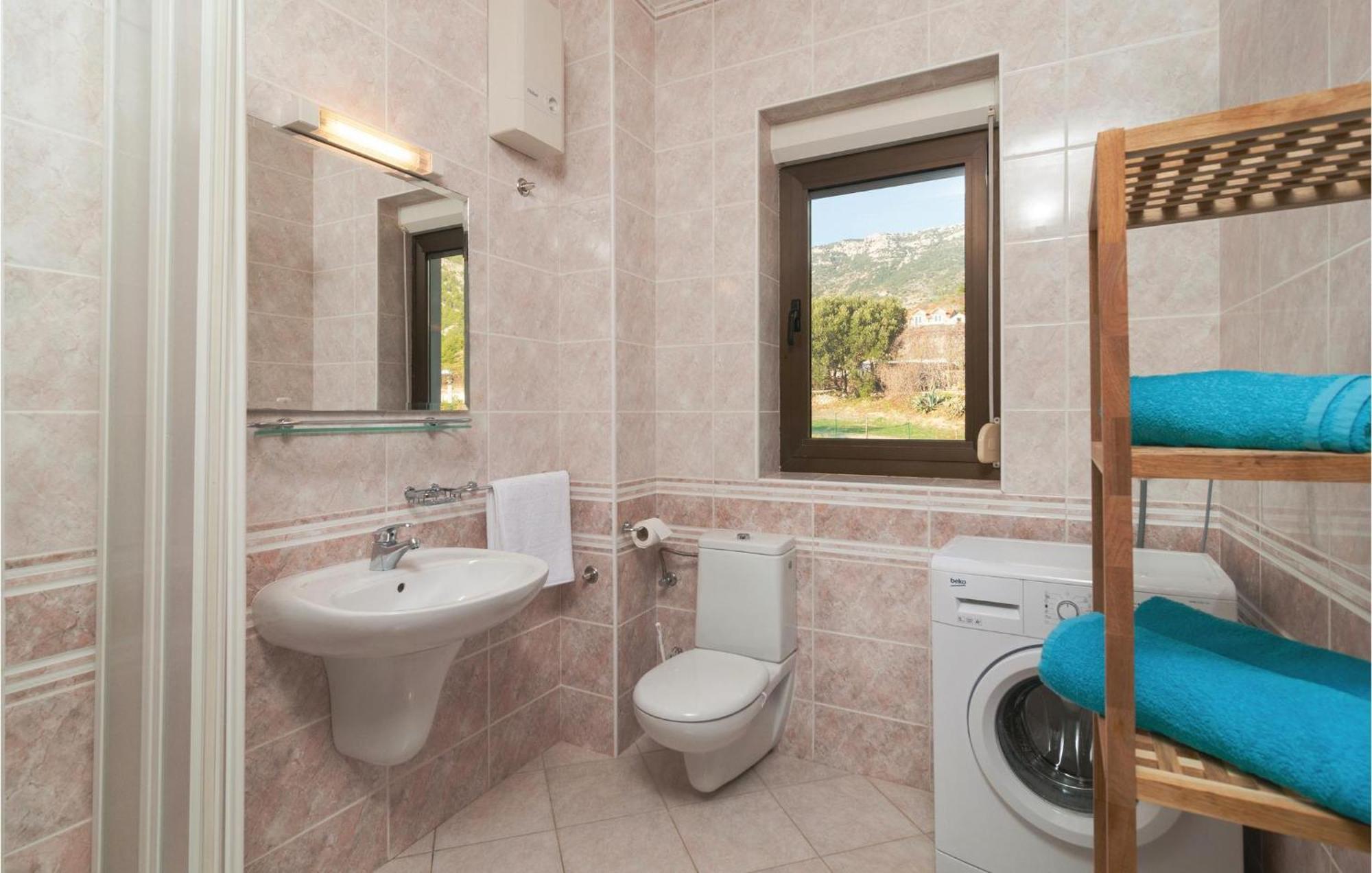 2 Bedroom Lovely Apartment In Bol Exteriér fotografie